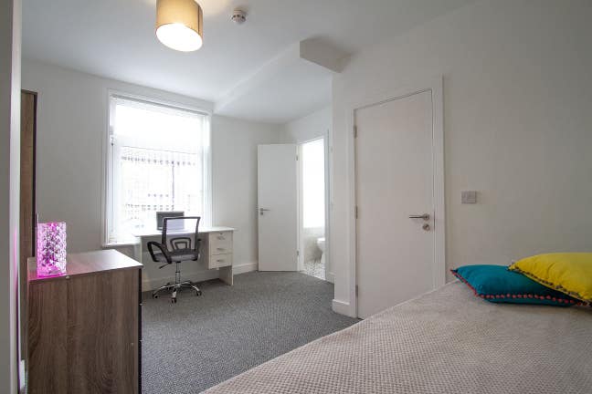 Ensuite rooms - Rent negotiable - AVAIL NOW Main Photo