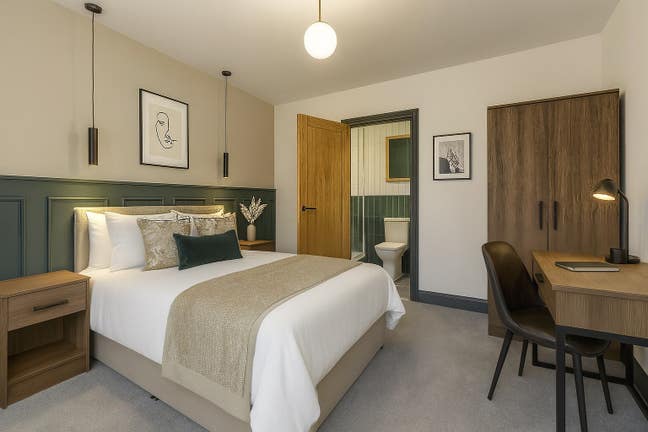 Stunning 6-Bed, 6-Bath – Fully Refurbished  Main Photo