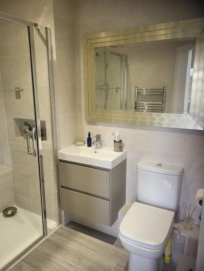 King-size room to rent in beautiful home Main Photo