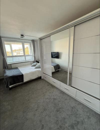 Spacious king size bedroom  Main Photo
