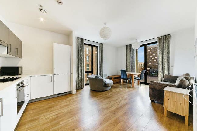 2 Rooms with Shared Bathroom beside Tube Station Main Photo