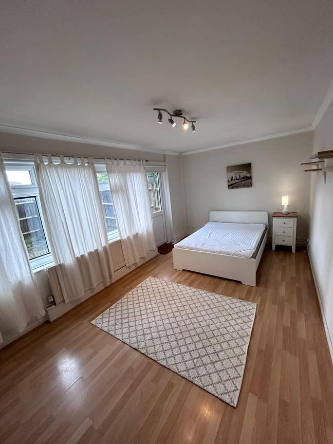 Spacious and bright room in Sutton Main Photo