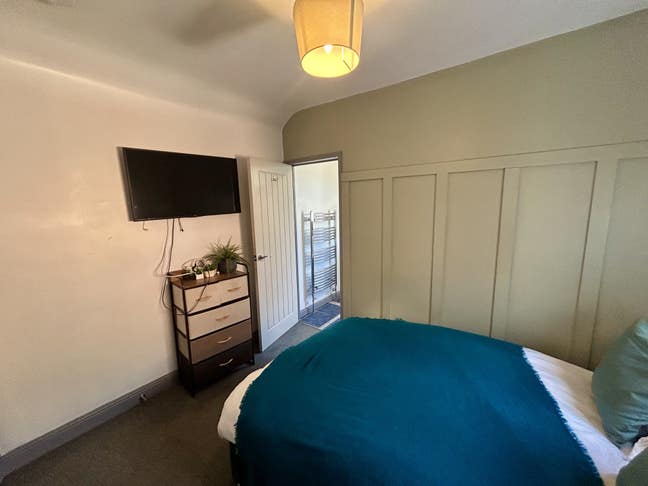 🚨Spacious En Suite Room Available Now 🚨 Main Photo