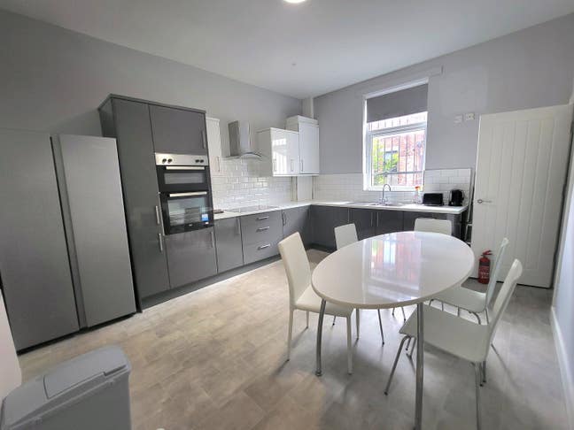 🌿 Stylish 5 Bedroom Houseshare Near Hyde Park 🏠 Main Photo