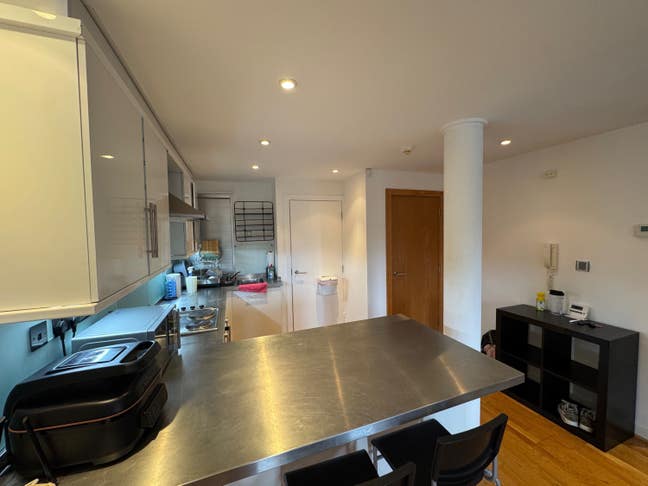 Bright Room to Rent – Great Location-Available now Main Photo