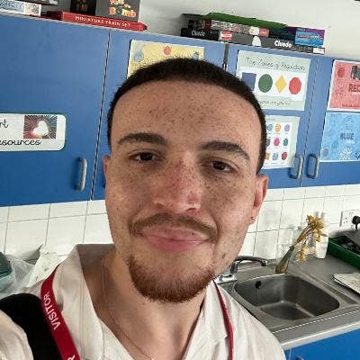 Teacher looking for single/double room  Main Photo