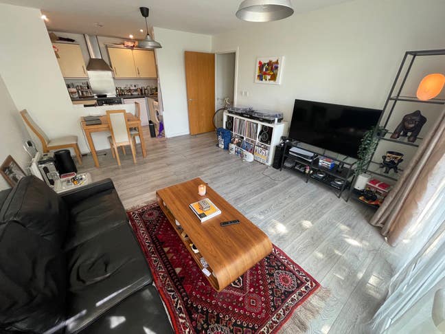 Large Double room next to station w/ own bathroom Main Photo