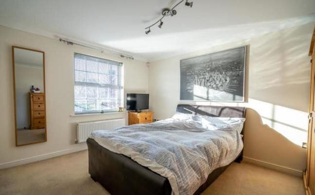 Large Room with en-suite bathroom Main Photo