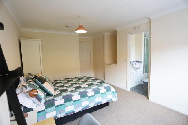 Quality Rooms Near Hospital & Shopping Centre NR5 Main Photo