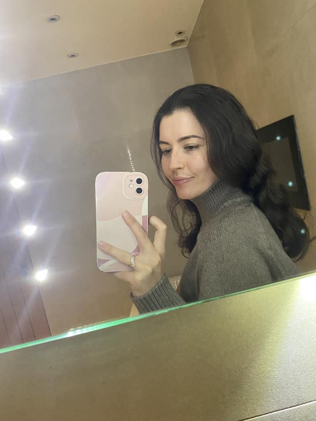 Professional woman looking for flat share  Main Photo