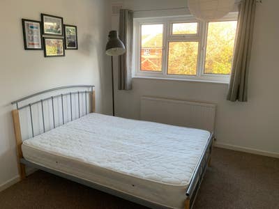 Double bedroom in quiet area for a professional Main Photo