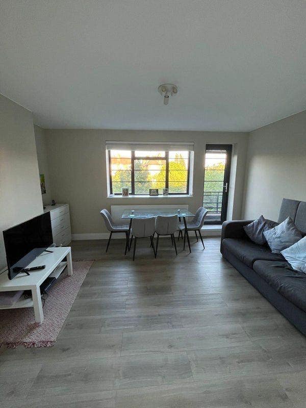 2 Double Rooms in Bright Modern Nine Elms Flat Main Photo
