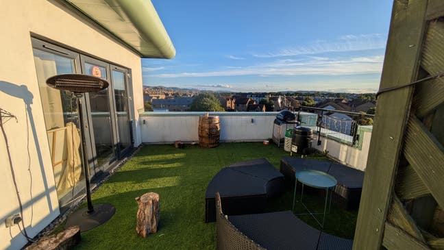 Scenic top floor flat in Leith Main Photo