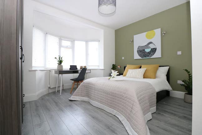 Massive Ensuite in a large house in East Acton Main Photo