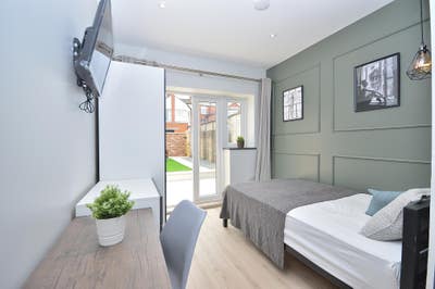 Lovely EN- SUITE ROOM for single  occupancy  Main Photo