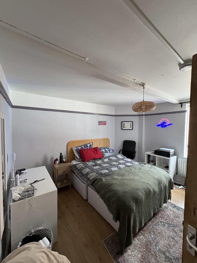 Large Room in Great Location - Bills Included Main Photo