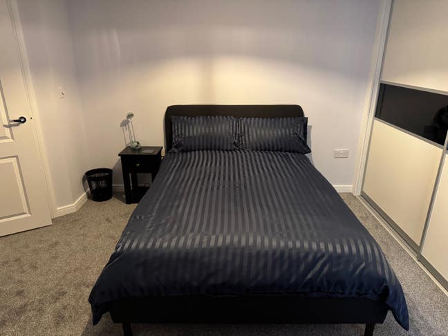 Spacious double bedroom with private bathroom! Main Photo