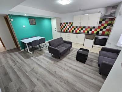 2 Bed Flat - Newly decorated Main Photo