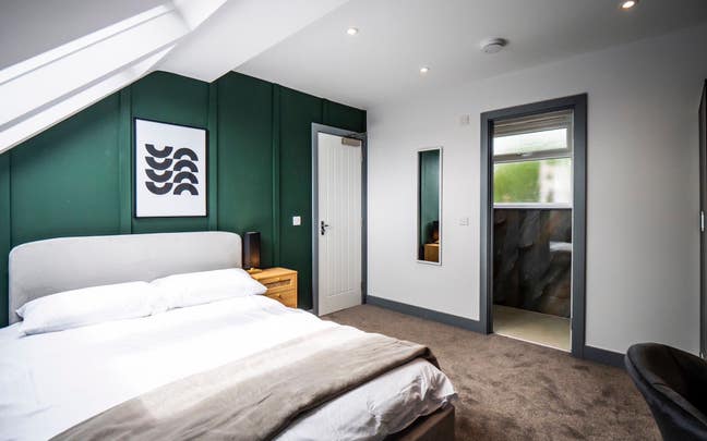 Stylish Ensuite Loft room with Parking available  Main Photo