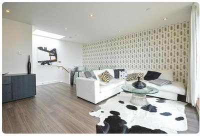 Balcony Station 2bed Apt: 1 double room own bath Main Photo