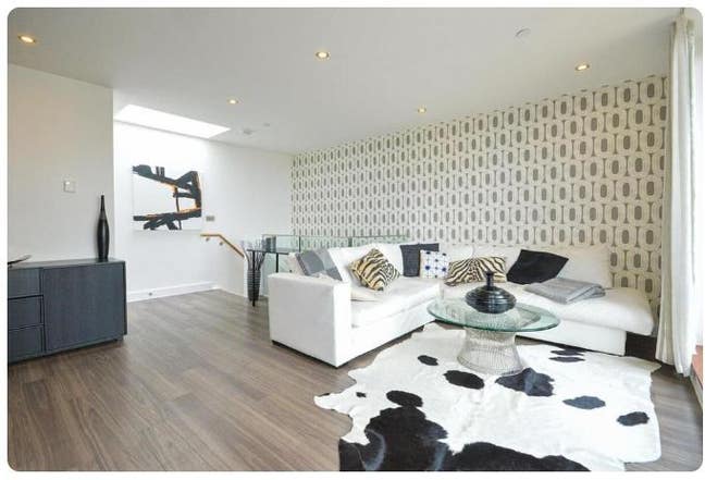 Balcony Station 2bed Apt: 1 double room own bath Main Photo