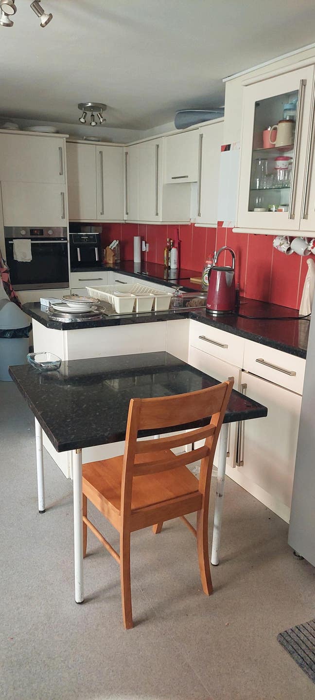  Double size room for full time single worker  Main Photo