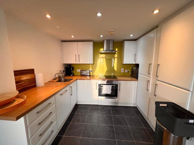 One Room in a 3 bed flat in City Center Main Photo