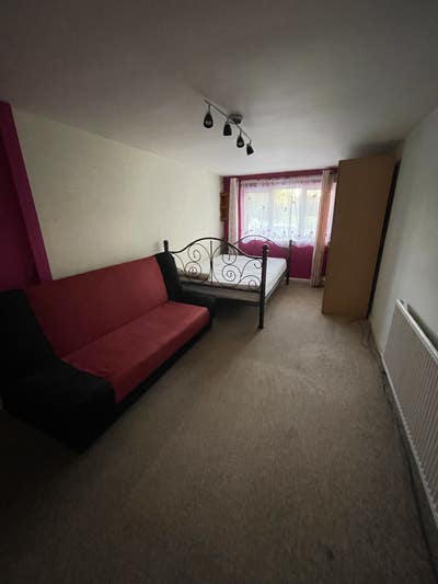 Large studio to let Main Photo