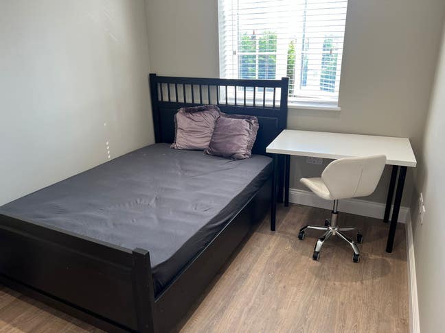 Two rooms ensuite in one house  Main Photo