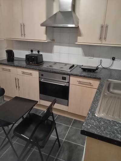 Large Double Room in an Estate in Sutton  Main Photo