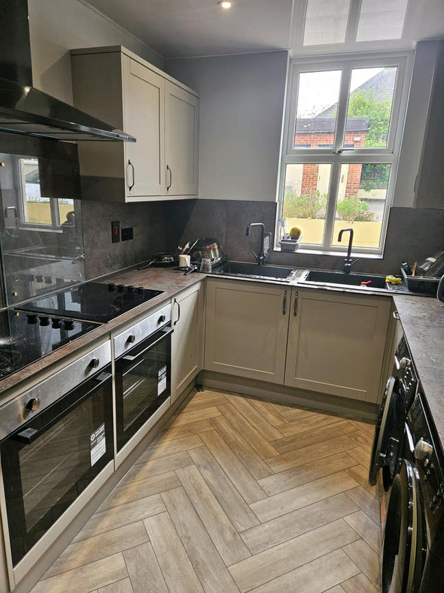 Furnished En-Suite Double Room Main Photo