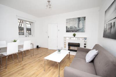 Modern Spacious 3 Bed Flat & Balcony - Borough SE1 Main Photo