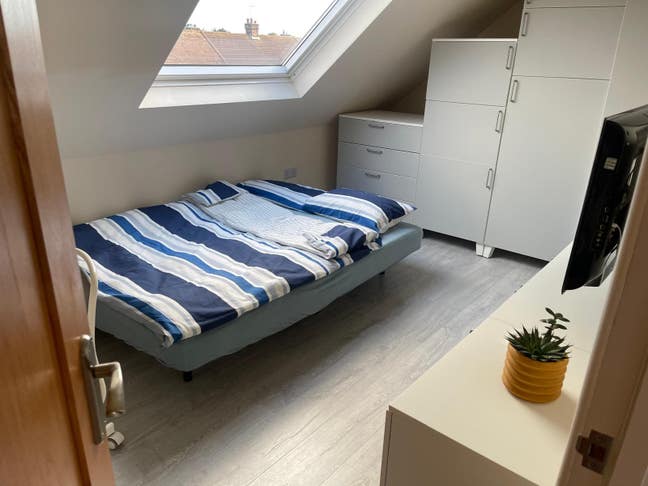 Clean room in a family home Main Photo