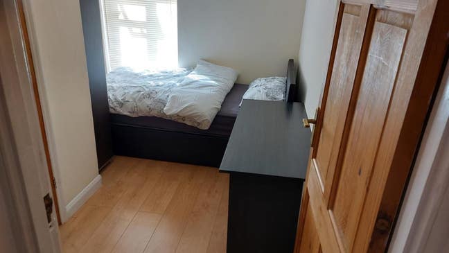 Single room with toilet available in a clean house Main Photo