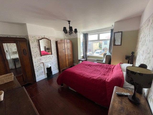 Large Room kingsize bed to rent in family home Main Photo