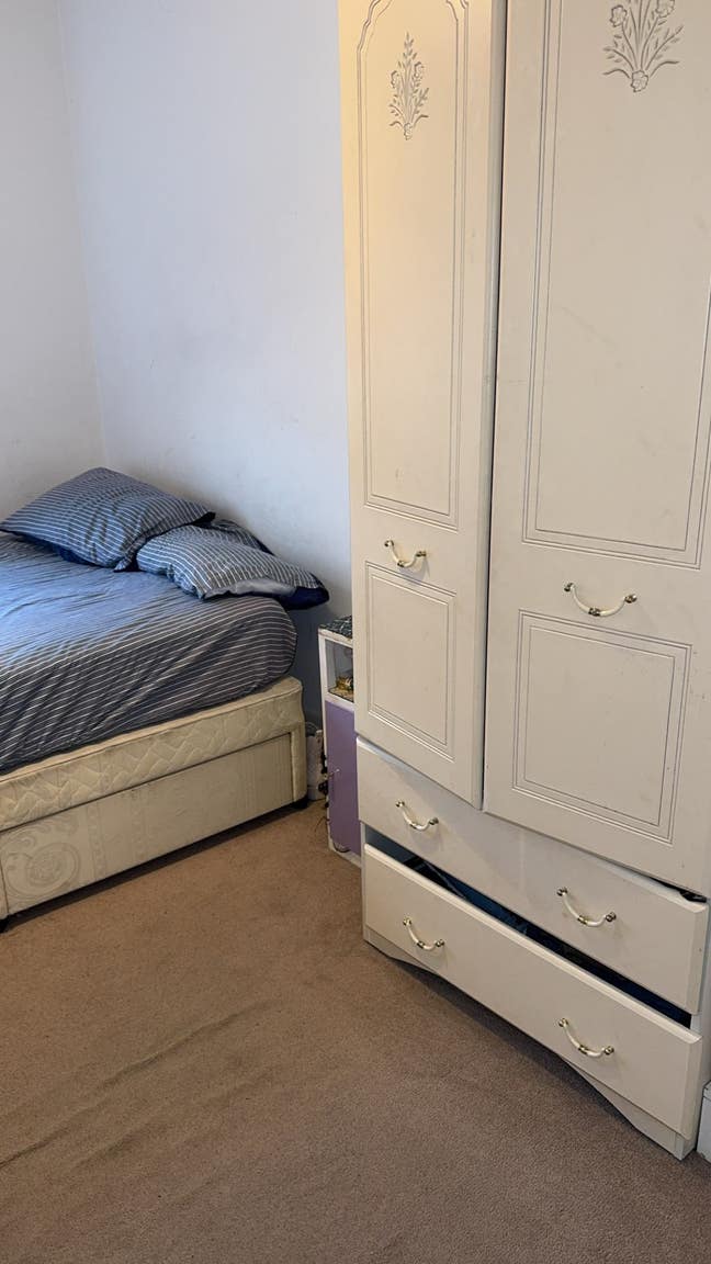 Finished room available to rent  Main Photo