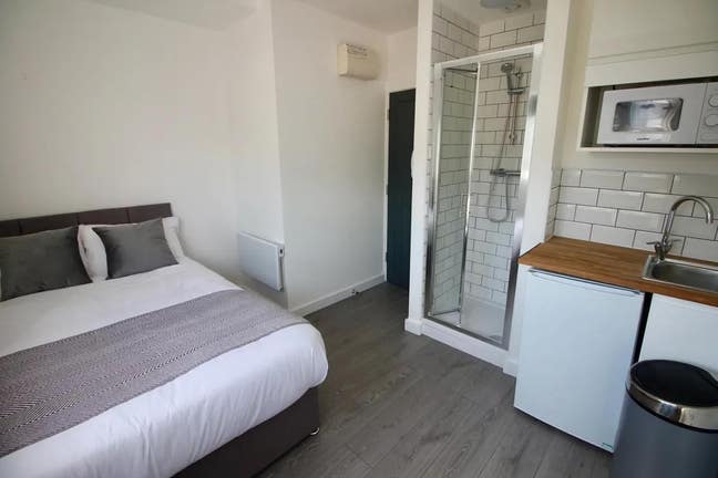 Luxury bedsit close to Eltham Station Main Photo