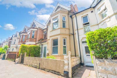 Spacious Room Available In 8 Bedroom HMO Main Photo