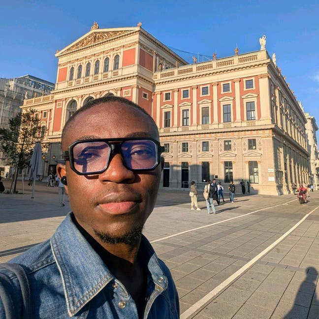 Professional looking for a place  Main Photo