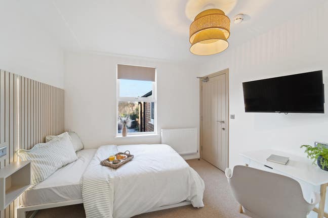 Modern Refurbished Ensuite Room Main Photo