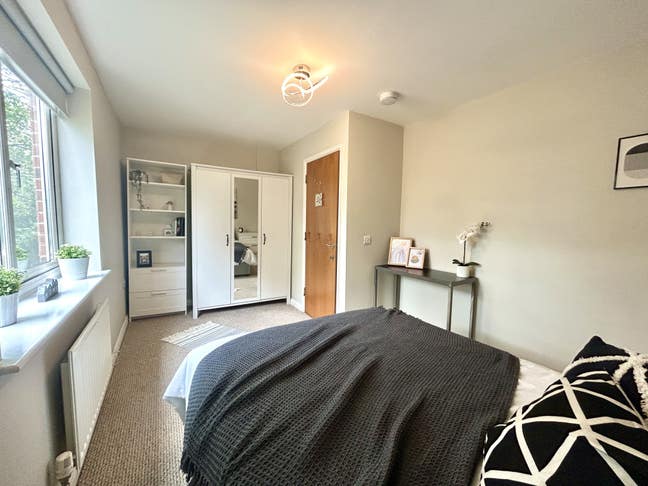 Friday Fun at Rhouse 💚 Don't Miss Out Main Photo