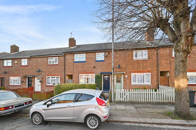 3-Bed Terraced House + Private Garden - Luton, LU2 Main Photo