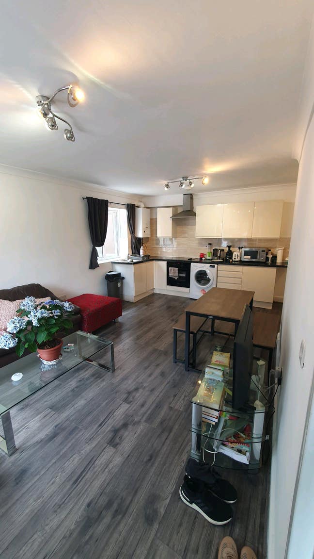 Big 2-Bed flat in a quiet area Main Photo