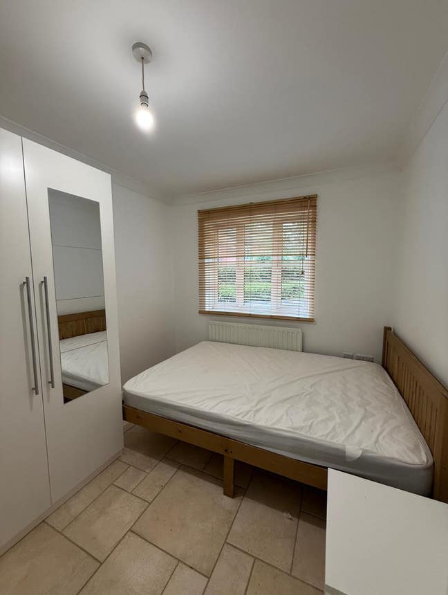 Large Bedroom in House Share - Newly Furnished! Main Photo