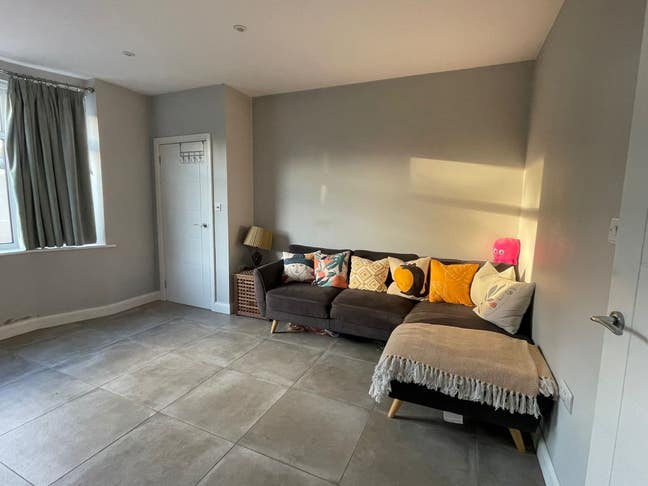 2-Bed 2 Bath, 2 Kitchens Garden and Driveway Main Photo