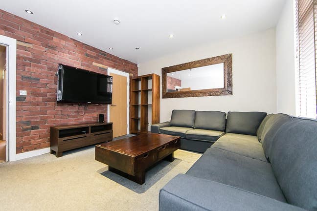 🏡 Burchett Grove – Modern 6-Bed Student House in  Main Photo