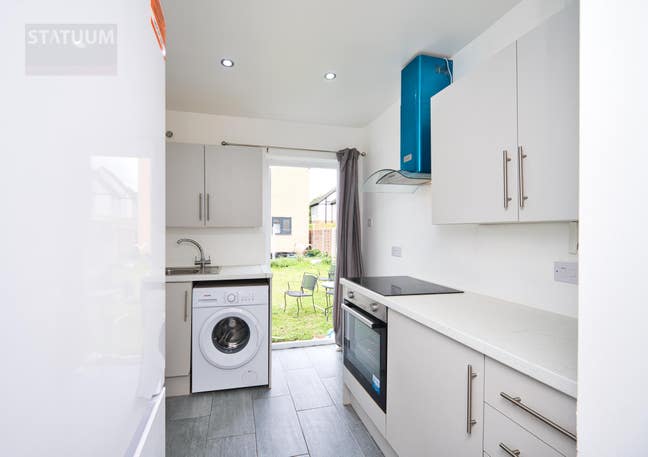 Modern Studio with Sep Kitchen in Redbridge RM6 Main Photo