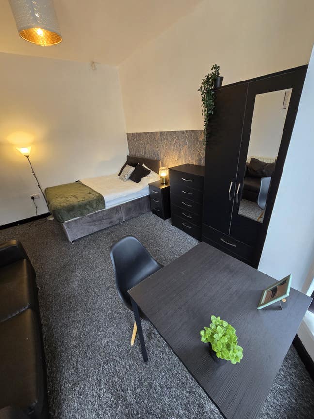 🏠 Large room available in Leeds ls6 !  Main Photo