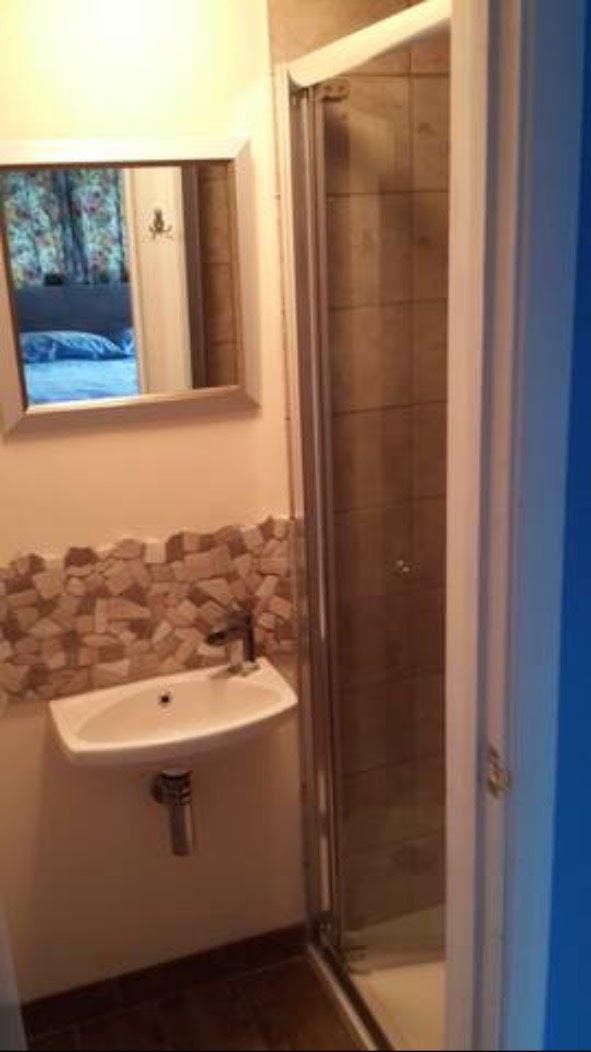 En-suite Room  with separate entrance  Main Photo