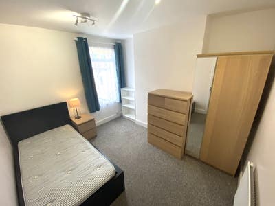 Single Room Available in Hammersmith Main Photo